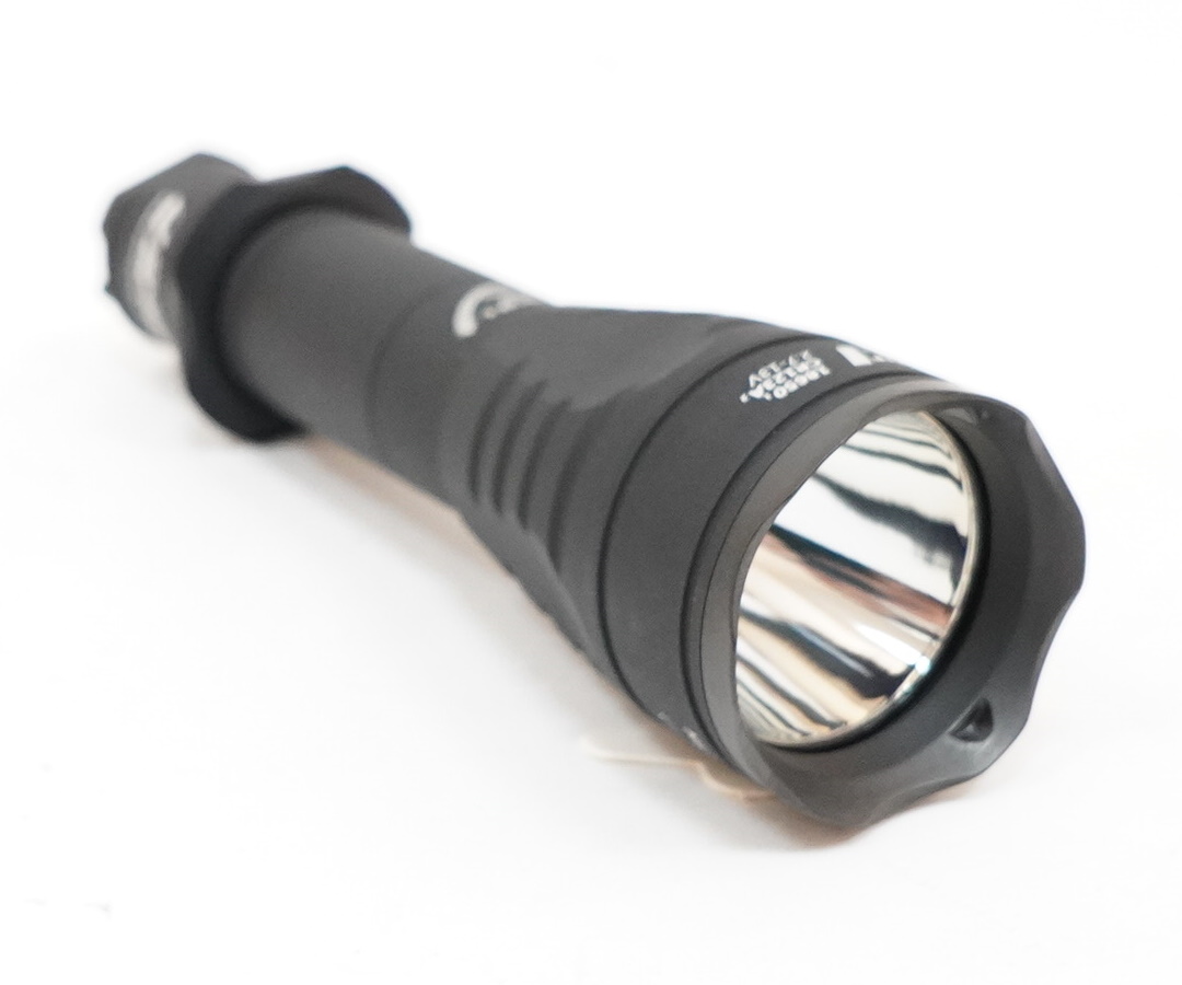 fonar-takticheskiy-armytek-predator-v3-xp-l-high-intensity-1116-lyumen-teplyy-svet-4