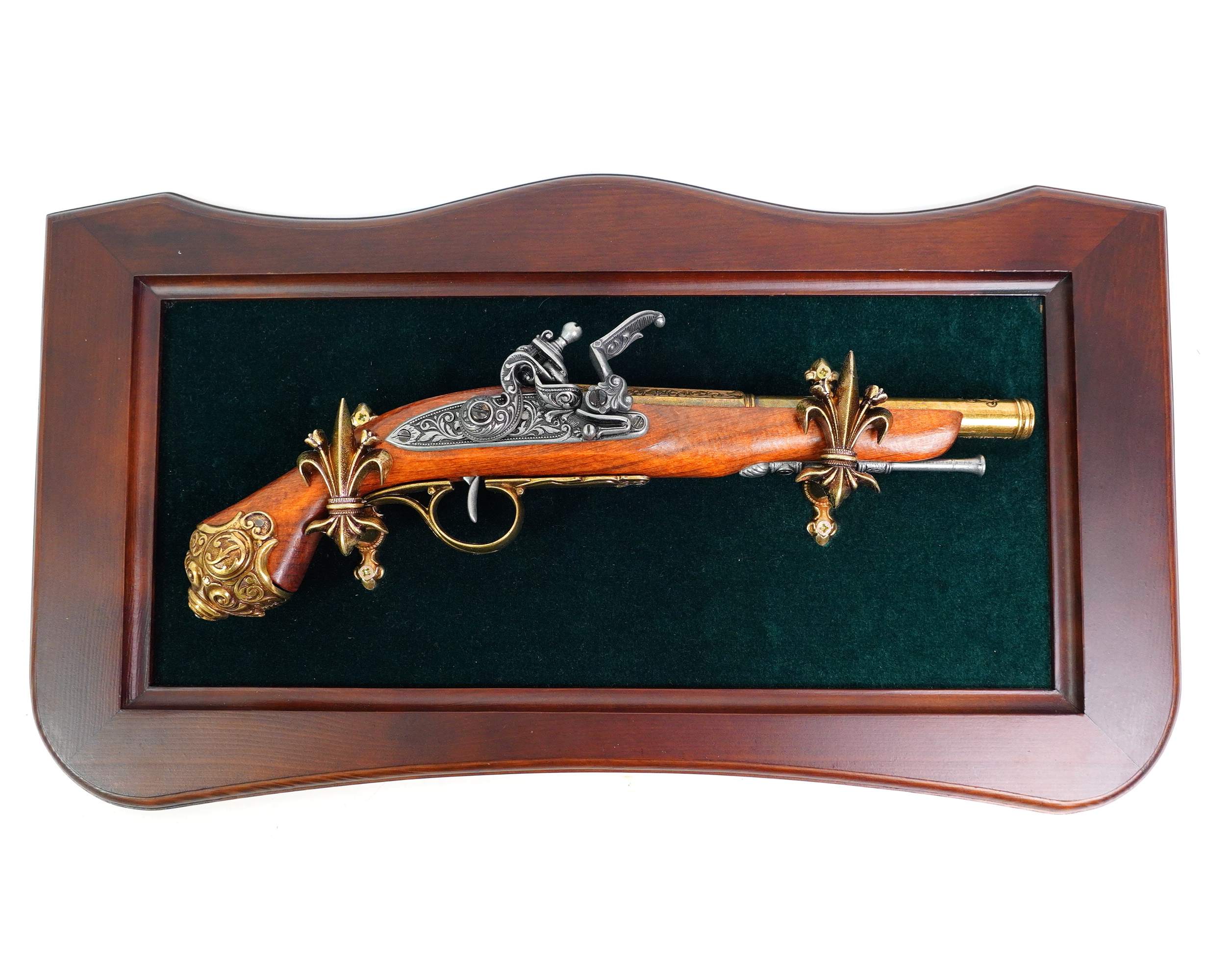 pistolet-kremnevyy-frantsuzskiy-kavaleriyskiy-xviii-vek-na-barhatnom-panno-1